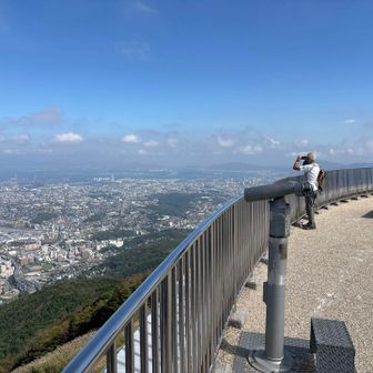 頂上の展望台、付近には
施設がいっぱい