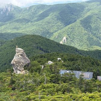 金峰小屋見えて来た！
大きい岩の上に積んである石凄い