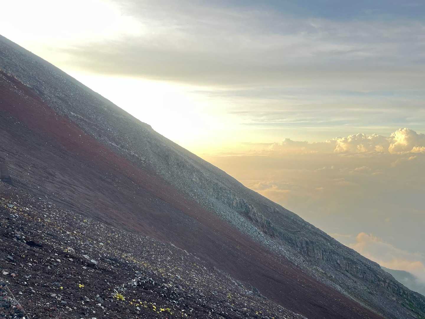 八合目辺り 山陰から見える夕焼け