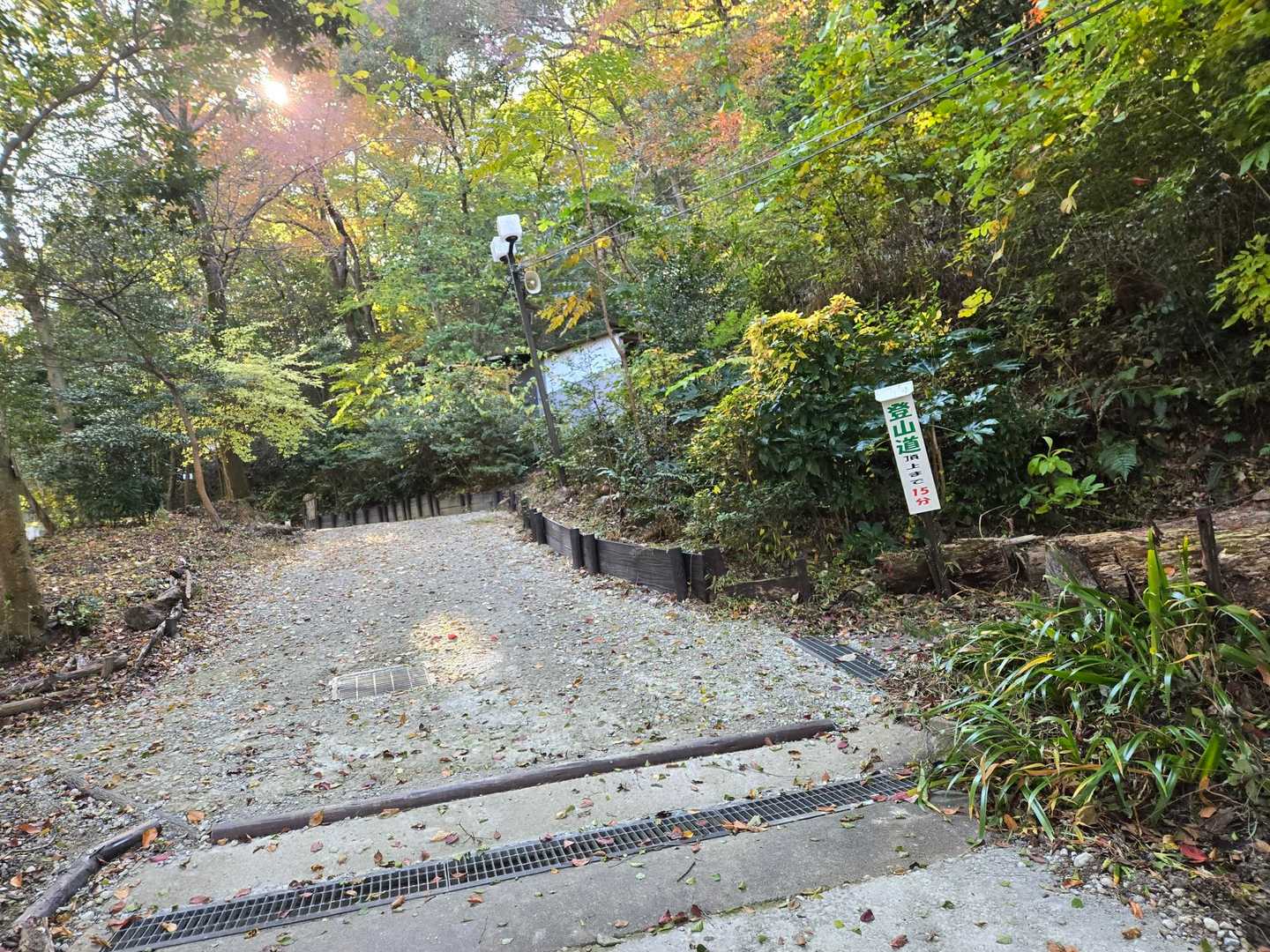右の山道に入ります