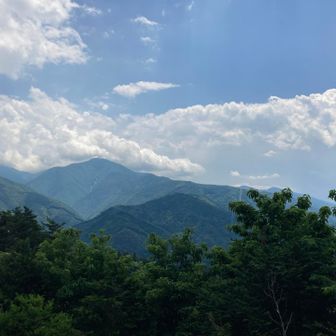 周りの山より一際目立って高かった山。
多分「五老峯」ではないかと思います。