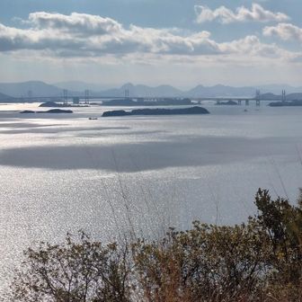 中央は、釜島（かましま）
その向こうに瀬戸大橋、四国の山々