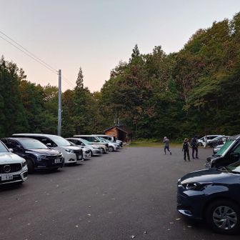 道路の反対側にも駐車できるのでそこそこキャパシティがあります