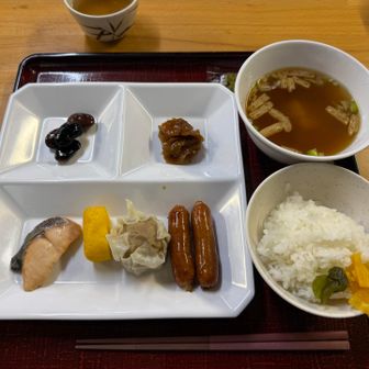 朝食は割と普通。いっそ、カフェの方でフレンチトーストとか食べるのでも良かったかなぁｗ

坂口青年と一日の予定を話してお別れ👋
探している虫たちに出会えますように！