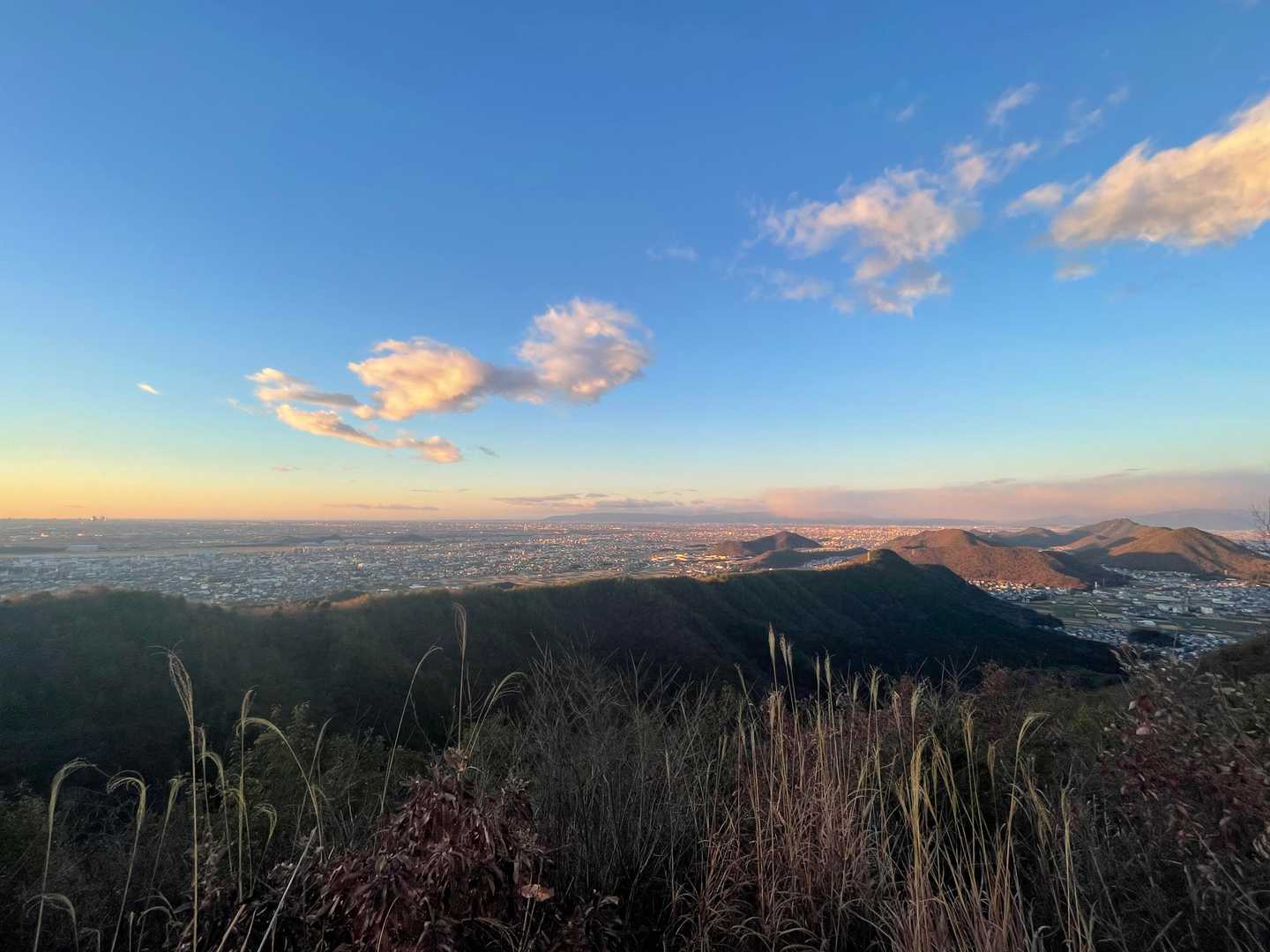 歩いてきた尾根、竜の背みたい(言い過ぎ？)。