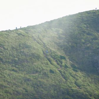 今から行く星生山への稜線を人が歩いてる😊
あそこに行くぞ🎶