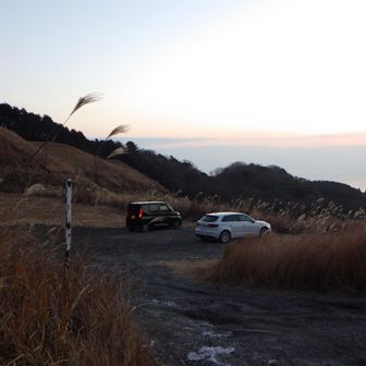 駐車できる空き地には先客1台。路面はガッタガタなので最低地上高の低い車・タイヤの小さい軽あたりは苦しいかも。