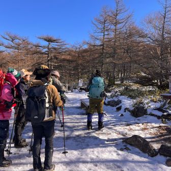 ビジターセンターの駐車場に停めたら
ここがテカッテカ🧊でチェンスパ装着してスタート🚶🏻‍♀️
今日は晴天なのは知ってました☀️.°
