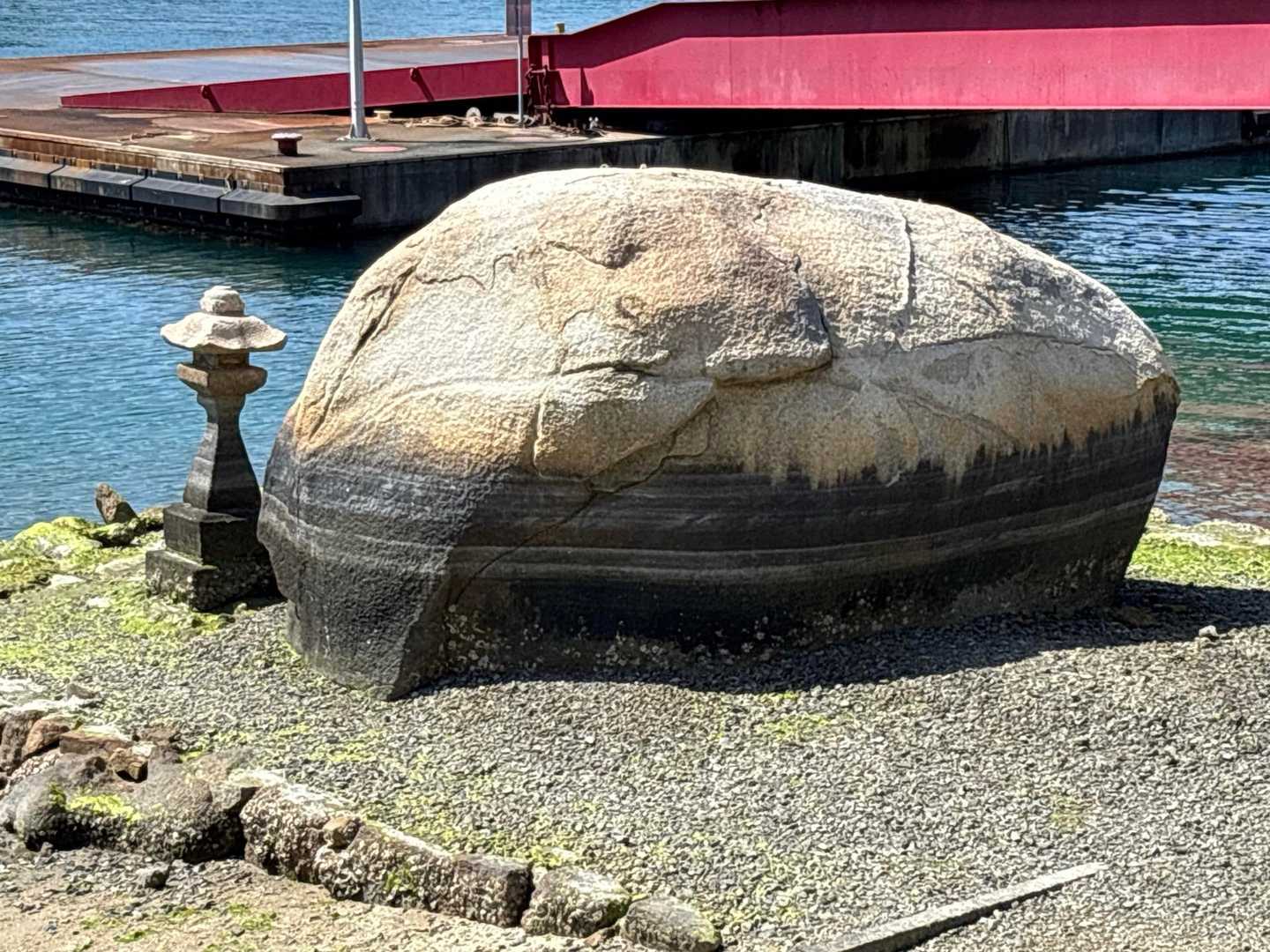磨崖和霊石地蔵🪨　向田港の入り江に鎮座