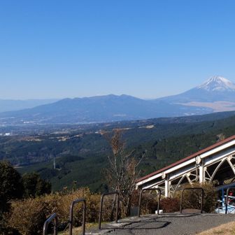 ケーブル駅と愛鷹連山

こんなに天気が良いと
長〜〜く 眺めていられます🤩