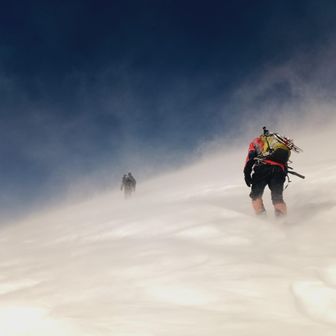 この写真の場所よりちょっと前のザンゲ岩直上は急登+フカフカの雪+暴風であった為、飛ばされないようにしながらラッセルして進むという結構大変な箇所だった

ここは風は強いが急登ではない場所であったので安全確保出来ていい感じのかっこいい写真が撮れた(自賛)
いい感じの動画も撮れた(https://x.gd/YTqmi)
そしてこの後調子に乗ってたら、下山時に遊ぼうと思ってたソリが吹っ飛んで行った
