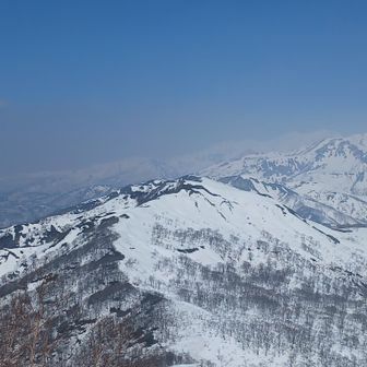 薙刀と奥に白山。薙刀の山頂手前は雪切れしてますね。