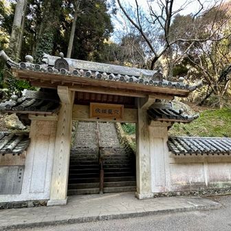 伏姫廊穴へ降りる登山道は途中まで急降下の山道でした…
そして、伏姫廊穴(物語中の架空の場所なのに昔誰かが掘った？)への門の前を通過して、道の駅に向かいます(ここまで車で来られます)。