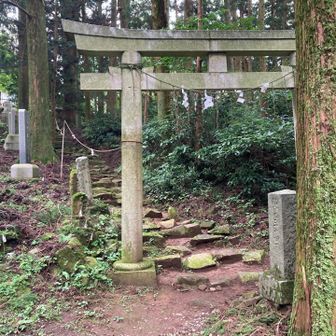 尾根に出ると加波山神社の鳥居