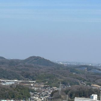 見晴らしの丘公園の展望台より四津山(高見城跡)を望む　左方向には高谷砦　右方向には越幡城