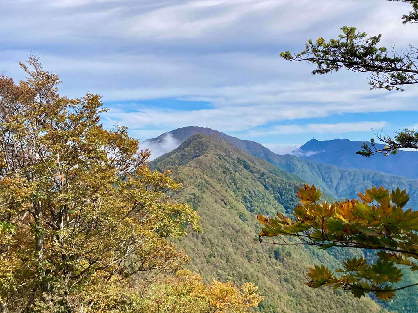 奥に三ツ峠(ﾟ∀ﾟ)
黒岳は丸く高いですね(´∀｀)