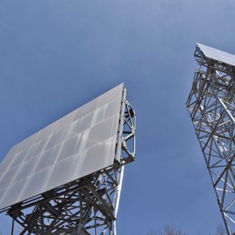 春の光を反射する