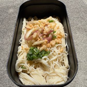 記念碑台にて昼食🥪
素麺に茗荷、青葱、揚玉のトッピング👍