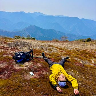 私が逆立ち遊びを待ってくれながら、リラックスしてるすなおさん🥰