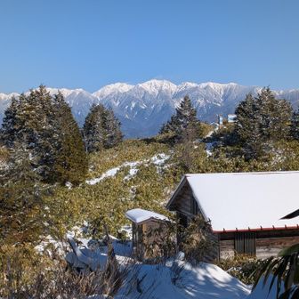 山小屋🛖が見えて来ました。そのバックには中央アルプスがど～んと。この小屋からの景色、毎回癒やされます。🤩