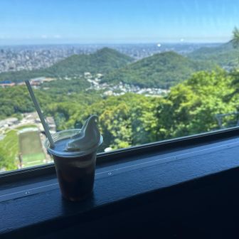 喉が渇いて、新井山と円山眺めながらコーヒーフロートで一服