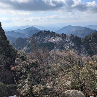 手前の難所「犬返しの剣」をこえて仙ヶ岳（向こうの双耳峰）まで縦走できますが今日は行きません（行けません😆）