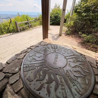 階段を上り切った先は国見の丘。この上が展望台です。