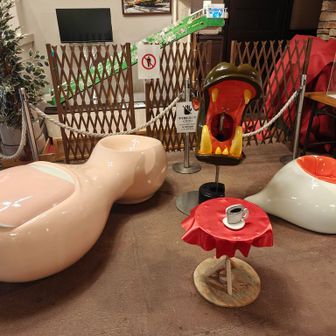中にも作品があります