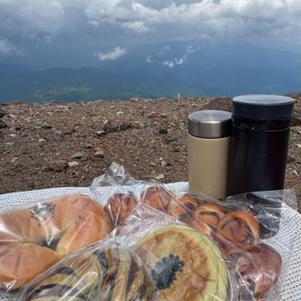 風が凌げるところがあったのでここでランチ🥐
この後雷が鳴って雪が降り始める