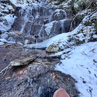登っても登ってもずっと綺麗な滝が続く。
水苦手な私も景色楽しめたし、
岩登り要素も出てきたからか、スイッチ入って楽しめた😁

そろそろ気持ち的に冬山行けるかも！
そろそろ高山でヒィヒィもしたいかも！