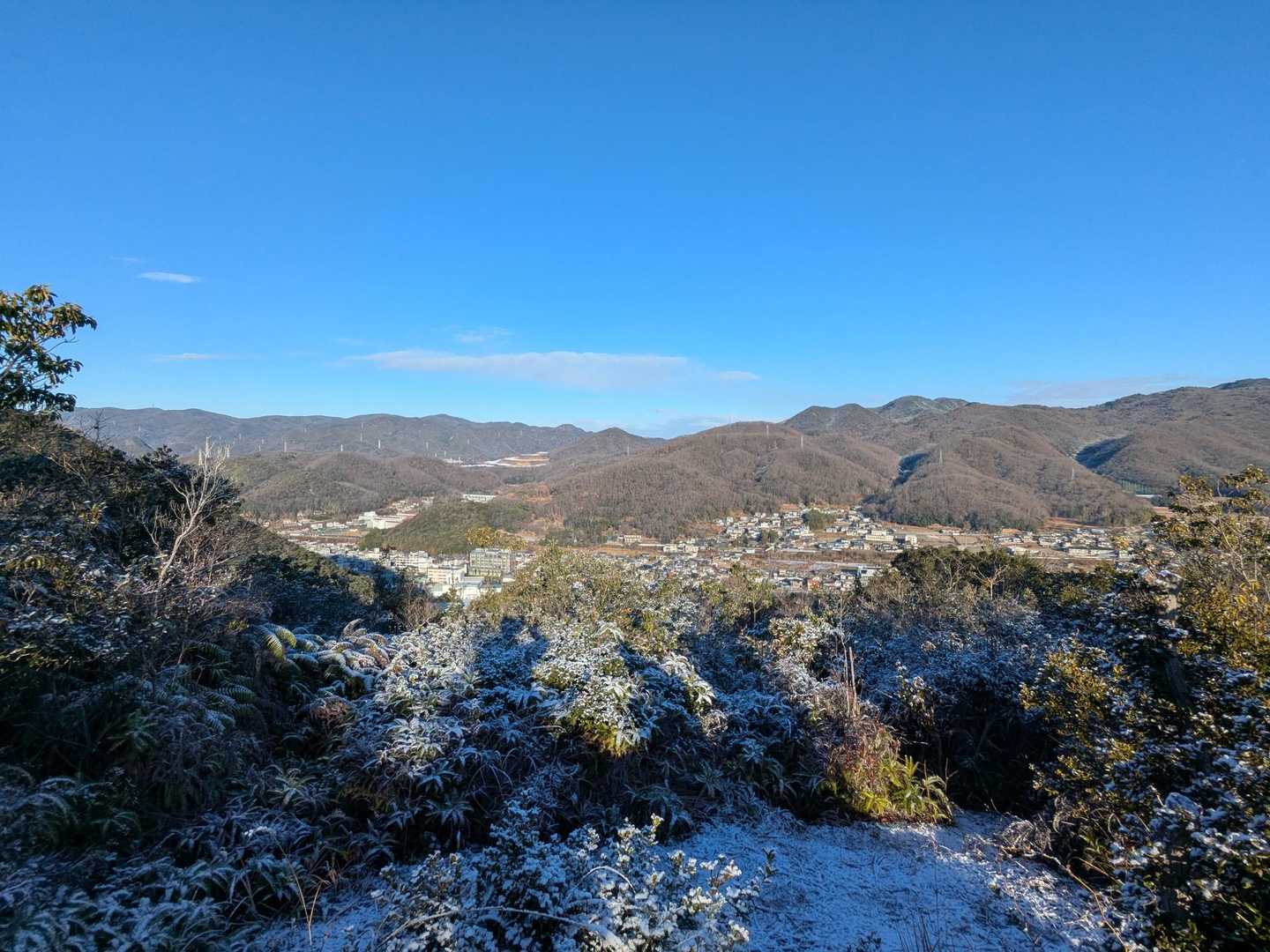 向こうの方に太陽光パネルが見えます
その向こうに中山サーキットがありエンジン音が終始聞こえてました🏎