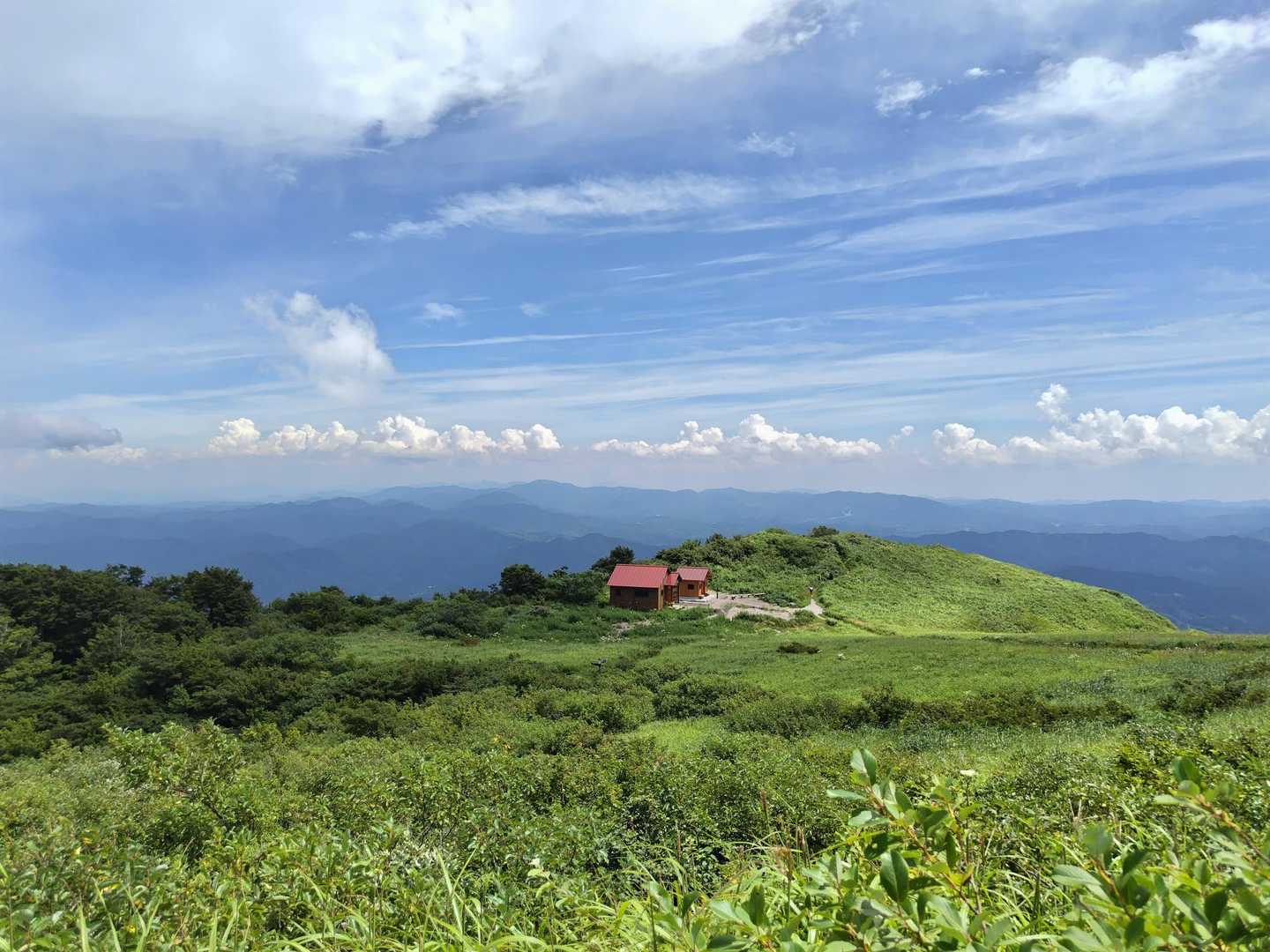 山頂は涼しいと期待してたけど…
風がなく暑かった🥵💦💦
室ノ内展望台の方へ向かいます