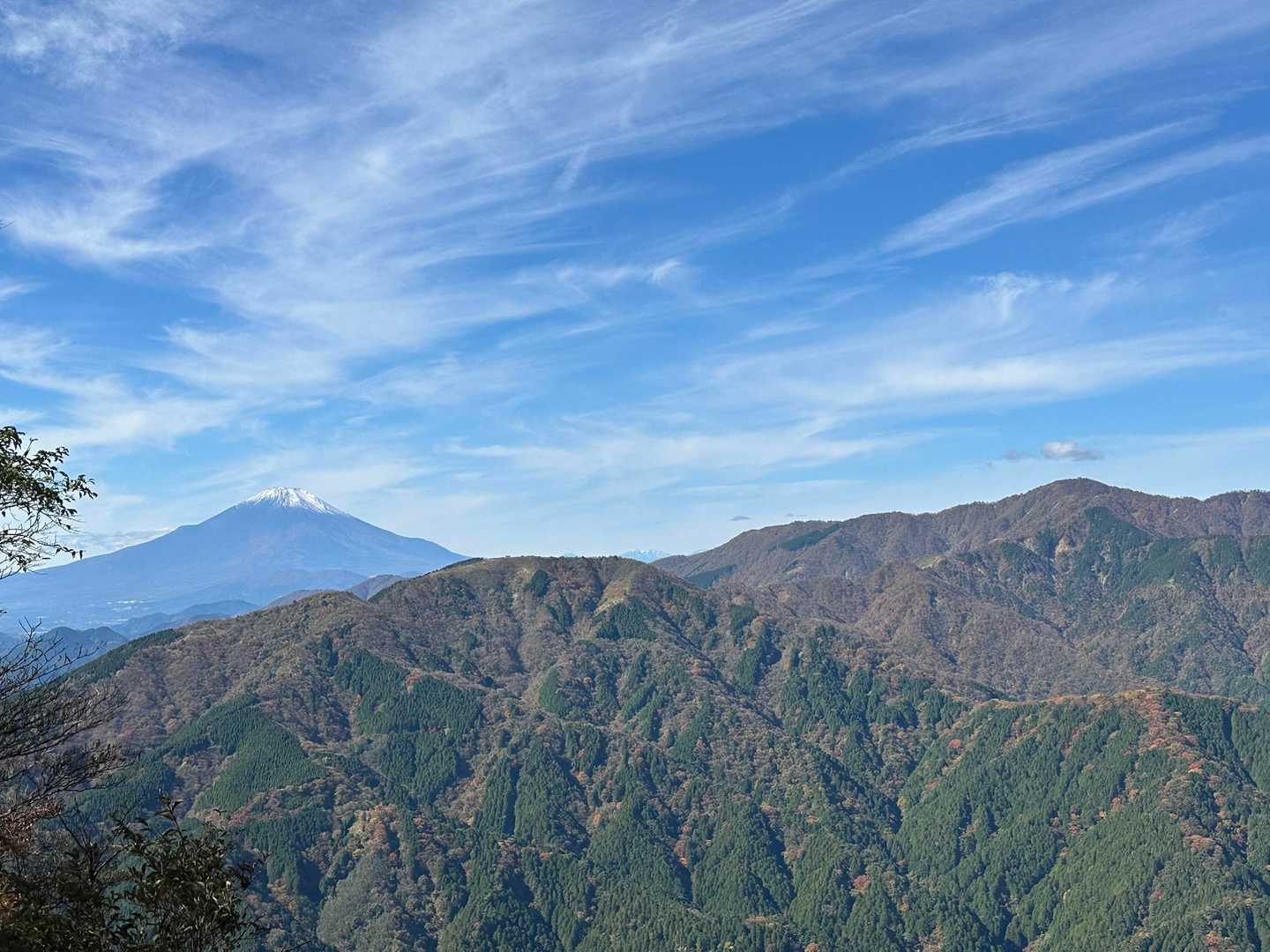 富士山と丹沢山塊

天気も良く、ガスっていないので、遠くの尊仏山荘まで見る事が出来ます
