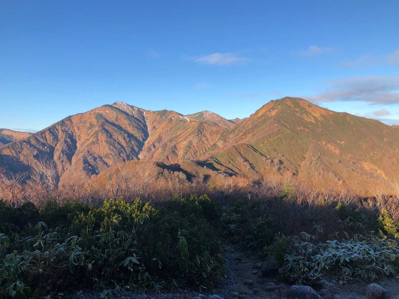 鳥原山⛰から大朝日岳🏔、小朝日岳⛰
