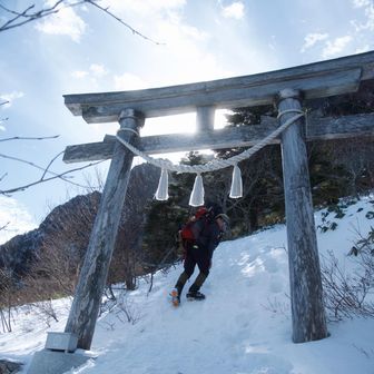 神に神が！！(語彙力)

しかし、この時期にお賽銭箱まできっちり見えているなんて、相当雪が少ないんだろうな💦