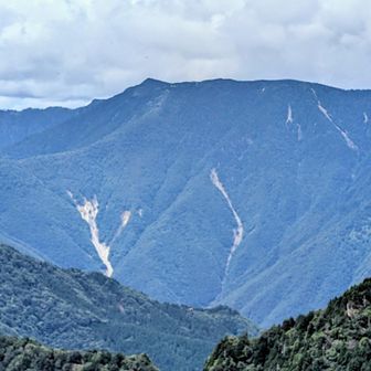 見る角度が変わると面白い、近畿最高峰

ここは八経ヶ岳のトンガリが
はっきり見えますね。
