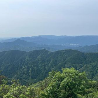 だいたい、山頂は🈂️ビュー🤩
肉眼では見えてた奥に、うっすら八経ヶ岳