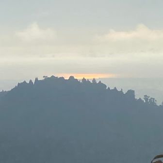 野登山越しの伊勢湾方面。
☁️雲多めなるも朝日でオレンジに染まってる海が幻想的🧡