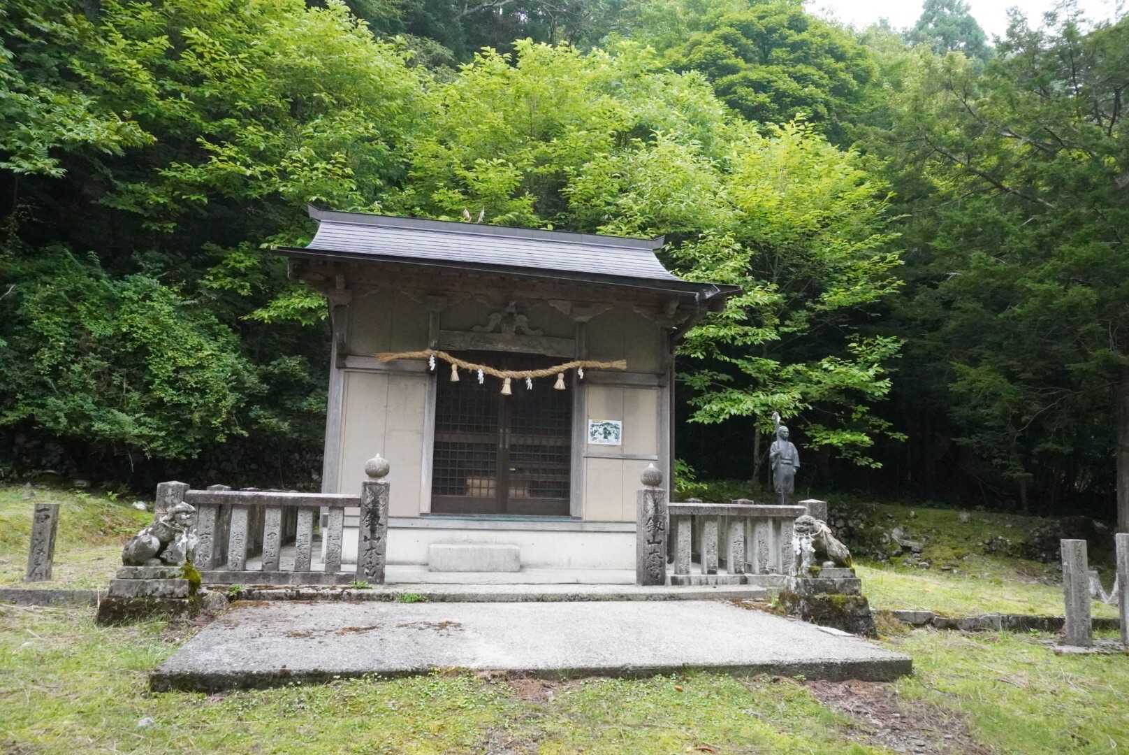 ほんまや、
マップの通り神社来たー⛩
帰り、ショートカットないか？キョロキョロ👀
ないなぁ。。。
さっきの草むら急登降りるしかないのか。、。