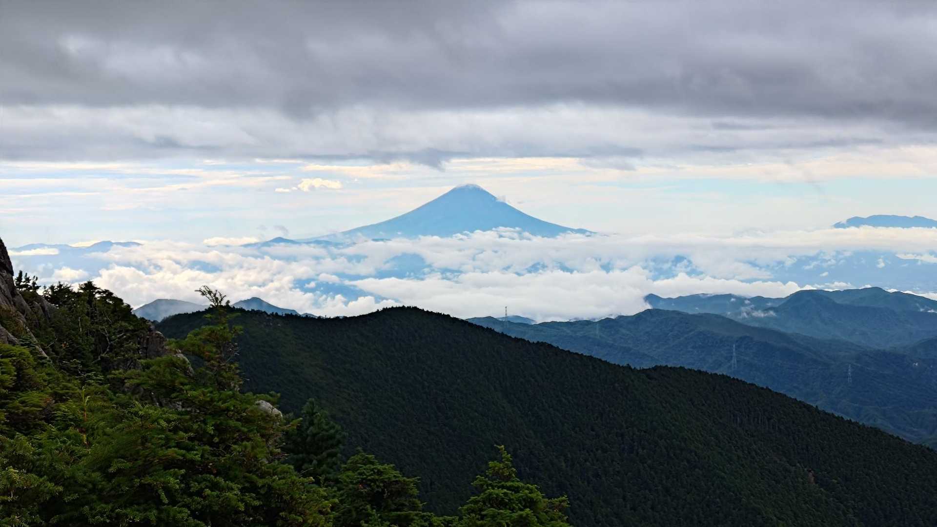 砂払ノ頭という岩の上のビューポイントに来ました。
富士山がめっちゃきれいに見えました！