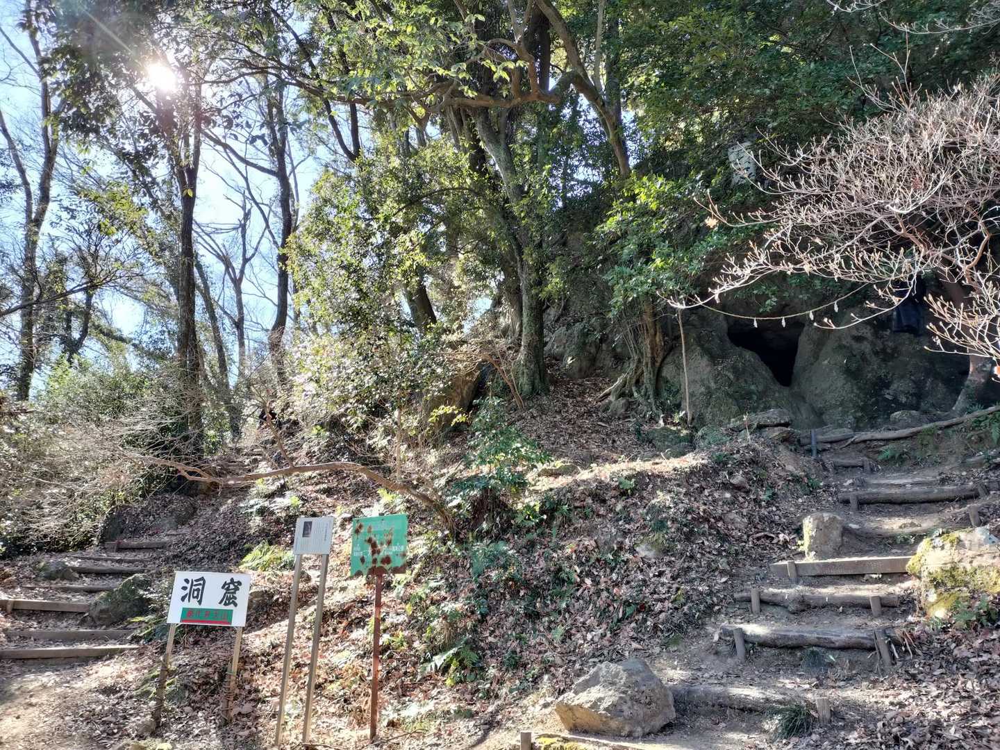 右は弁天洞窟。洞窟の中に人がいて話し声が聞こえましたが、1人で洞窟は正直怖いので入らず左の道から頂上へ向かいます