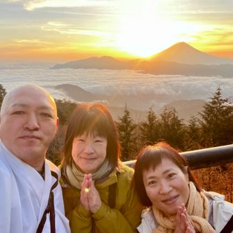 こちらの上人さんはYAMAPユーザーさんです😊内野別当さんの時代にやり取りをさせていただいたことがあります。上人さんは七面山敬慎院に登拝したYAMAPユーザーの方々、全員にお礼のお言葉を送ってらっしゃいます。山と敬慎院を愛する気持ちが伝わってきます✨
山を下りた後も時々登拝されるとのこと。また敬慎院でお会いできる日を楽しみにしています😊

御来光や富士山、敬慎院でお勤めした時間と向き合っている貴重な時間に一緒に写真を撮っていただきありがとうございました🙇‍♀️