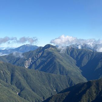 真ん中の黒いの
南アルプスの鉄兜、塩見岳
