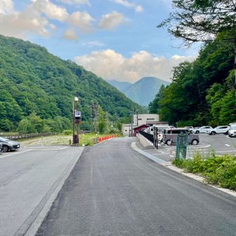 長い林道を歩いて、ようやく駐車場🅿️に戻ってゴール！