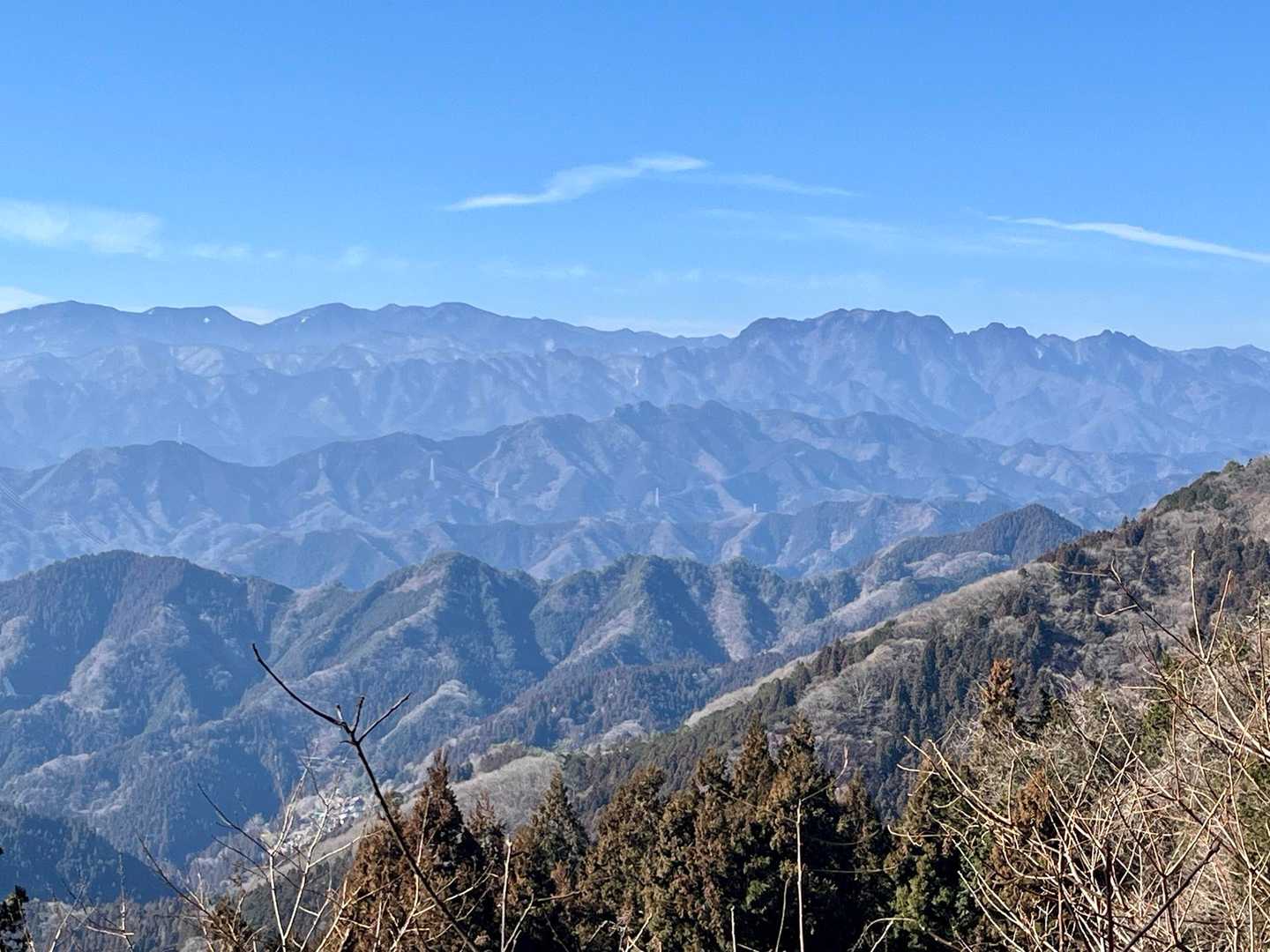 城峯神社⛩️からの展望
甲武信ヶ岳から三宝山（埼玉県最高峰）、さらに両神山😆