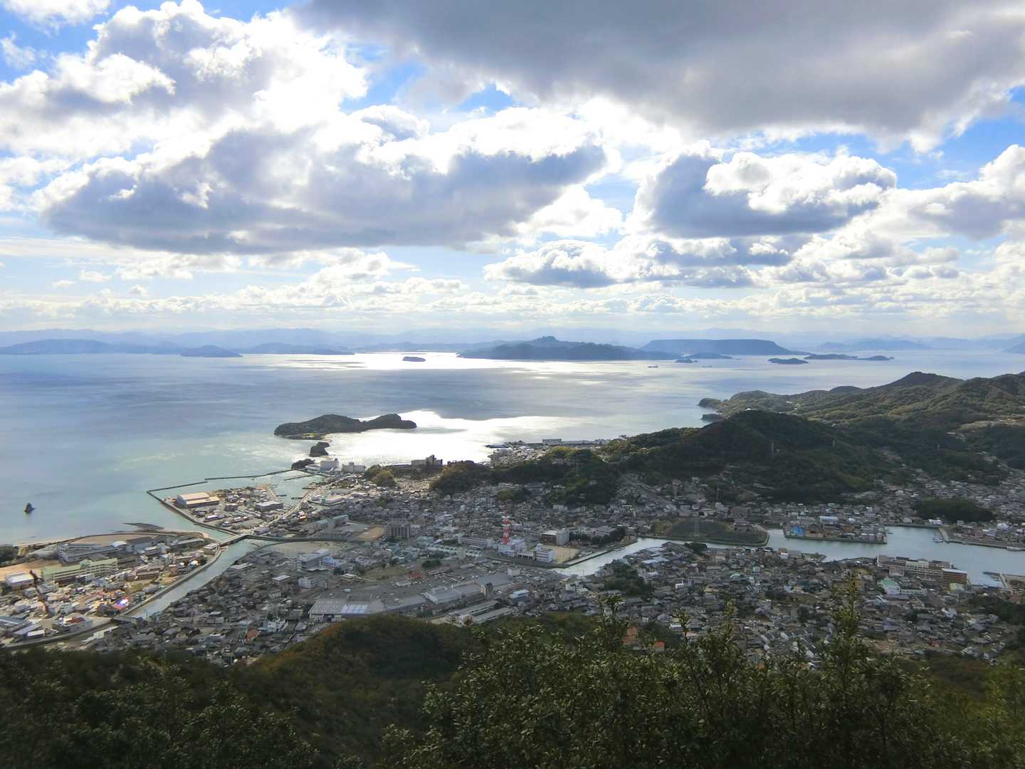 眺望は抜群。土庄市街から土渕海峡、エンジェルロード、屋島、高松まで見えています。