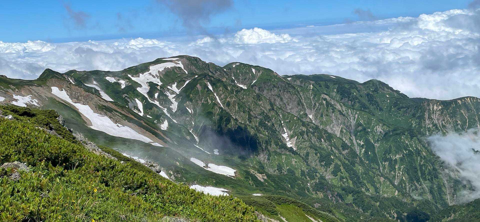 横を向いては後立山連峰の裏庭花畑を眺めて、後ろを振り向いては見事な稜線を眺めて……
前日は落石に気を付けて頻繁に上を向いてたし…
ずいぶん首が疲れました🤣