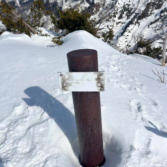 矢場ノ頭通過。
周辺はクラックが多く、モナカ雪で足場の安定しない区間もあるが、早朝の締まった時間帯だったため踏み抜きは無し。行動条件としては比較的良好だった。