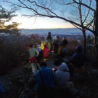 見晴台。着いた時点でこの状況。さらにめっちゃ増えたのでやむなく崖下に避難。