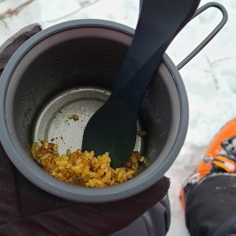 最後の一口までアツアツ🤤

二重構造だし内部にお湯が残っているおかげですね😉

よほど汁っぽいご飯じゃなければG3の方に油分などが入り込んだりはしないので内釜を外してそのまま湯沸かしに使えます。

スプーンはモンベル販売のゴーバイト UNO。
樹脂製で冷たくなく、反対側のフォーク部分が手袋をした手でも持ちやすく食べやすい。
https://webshop.montbell.jp/sp/goods/disp.php?product_id=1899062